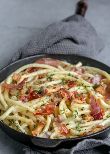 Pasta with Chanterelle Mushrooms and Prosciutto - The Petite Cook™