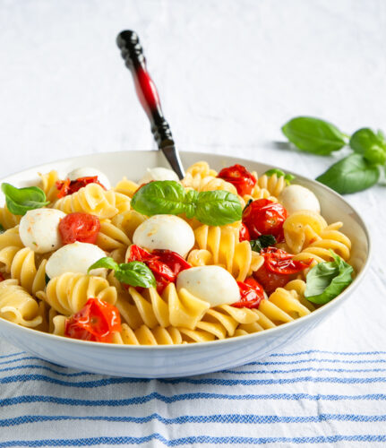 Italian Caprese Pasta Salad (Only 5 Ingredients!) - The Petite Cook™