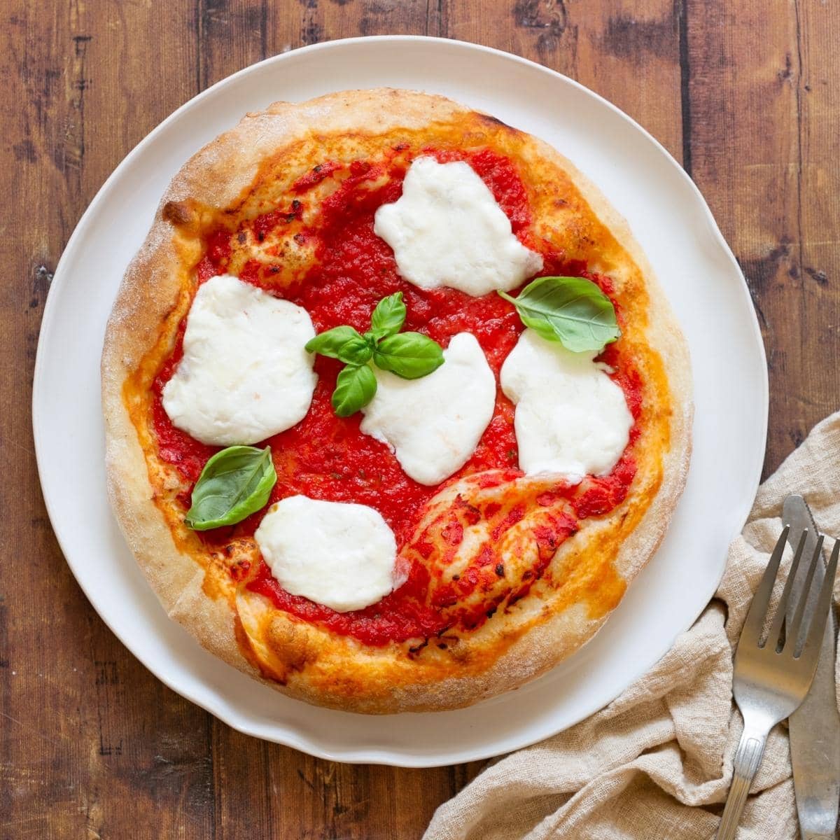 https://www.thepetitecook.com/wp-content/uploads/2022/06/air-fryer-pizza-recipe.jpg